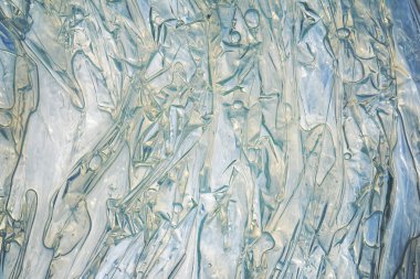 Su, düz olmayan bir yüzeyde kıvrılarak donar..