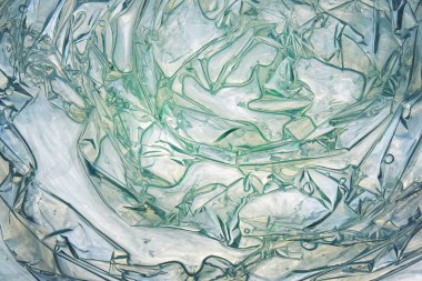 Kabartma yüzeyi eriyen buzla kaplı..