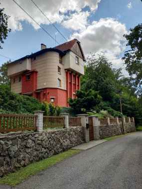 Mnisek pod brdy, Çek Cumhuriyeti - 1 Temmuz 2018: Bir yaz günü Çek Cumhuriyeti 'nin orta bohem bölgesinde brendisi altında sıradışı mimarisi olan kırmızı ve bej renkli ev