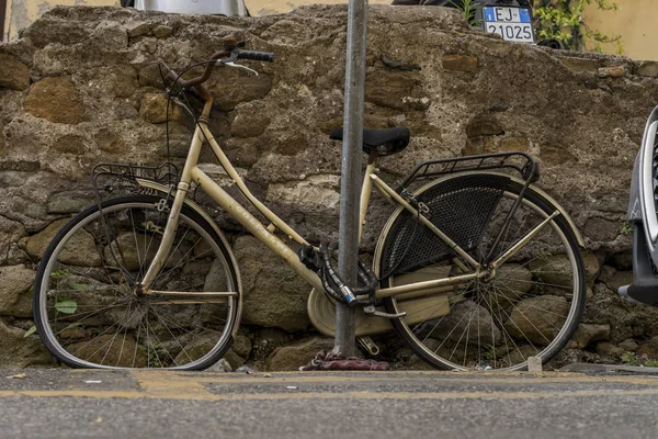 Εγκαταλελειμμένο Παλιό Ποδήλατο Στη Ρώμη Σταθμεύουν Στο Δρόμο Αρχιτεκτονική Και — Φωτογραφία Αρχείου