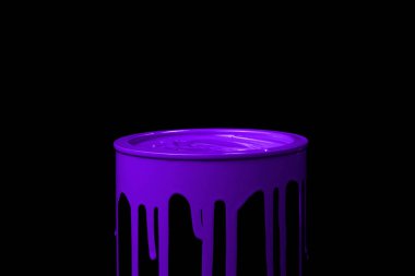 Renkli boya metal kova bölümü üzerinde aşağı sızıntı. Siyah arka plan üzerinde izole