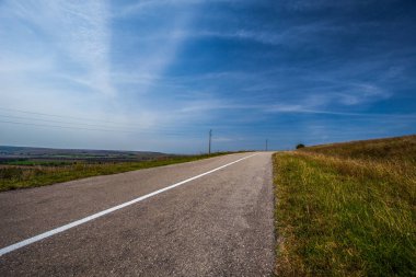 Boş asfalt yol ve mavi gökyüzü