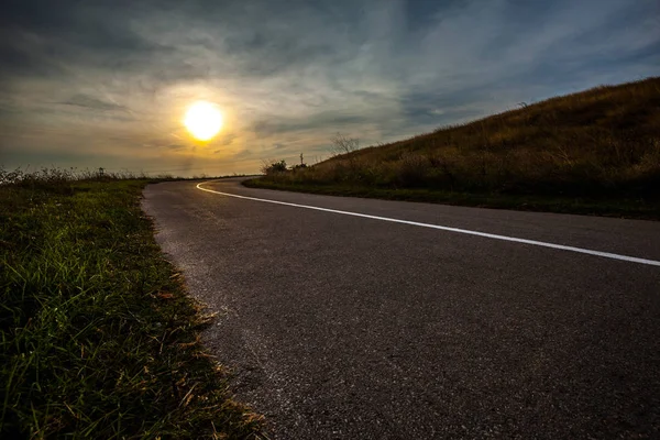 Lege Asfalt Weg Blauwe Hemel Tijdens Zonsondergang Gebied Van Geel — Stockfoto