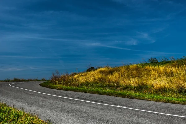 Lege Asfalt Weg Blauwe Hemel Tijdens Zonsondergang Gebied Van Gele — Stockfoto