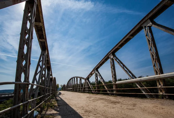 Παλιά Σκουριασμένα Μεταλλικά Κάγκελα Στη Γέφυρα Πάνω Από Τον Ποταμό — Φωτογραφία Αρχείου