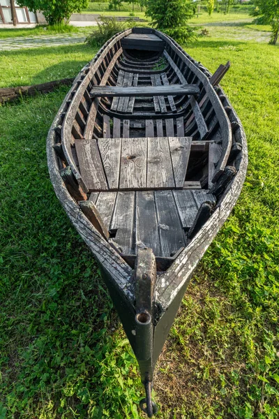 Vecchia Barca Tradizionale Sulla Spiaggia — Foto Stock