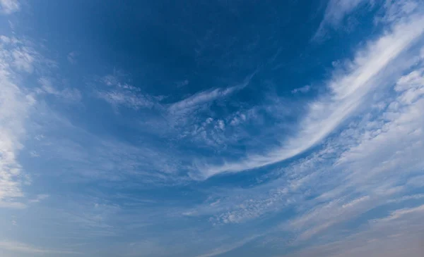 Białe Chmury Niebie Jasne — Zdjęcie stockowe