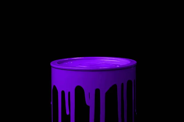 Фиолетовая масляная краска стекает по стене из металлического ведра. Isolated — стоковое фото