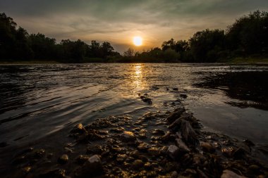 Günbatımı Vadisi Nehri üzerinde. Güzel yaz manzara