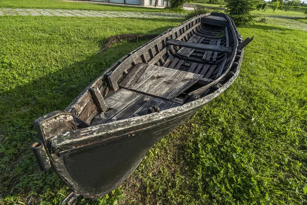 Abandonado Velho Barco Madeira Grama Verde — Fotografia de Stock