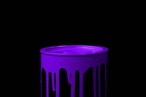Фіолетова олійна фарба, що протікає над частиною металевого відра. Ізольовані — стокове фото