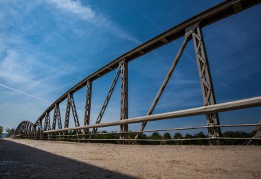 Eski paslı metal parmaklıklar güneşli d üzerinde Nehri Köprüsü