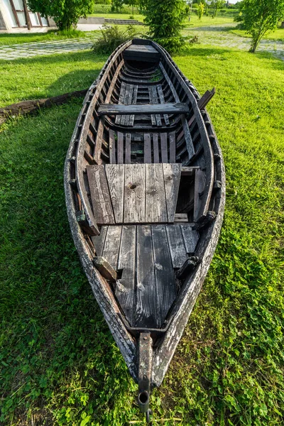 Vieux bateau sur la plage — Photo