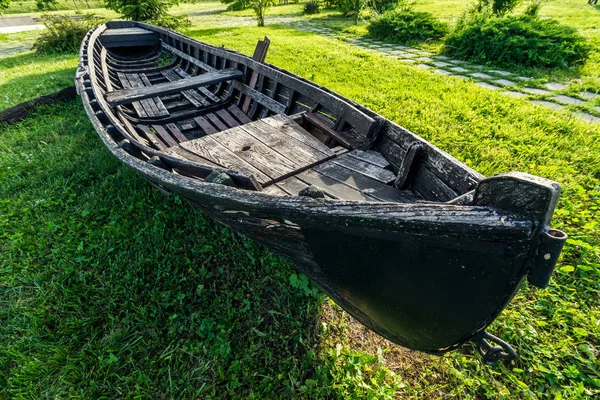 Velho barco de madeira tradicional. Abandonado na praia — Fotografia de Stock