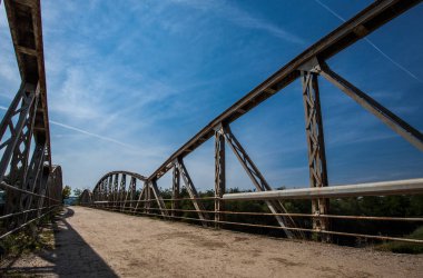 Eski paslı metal parmaklıklar güneşli d üzerinde Nehri Köprüsü
