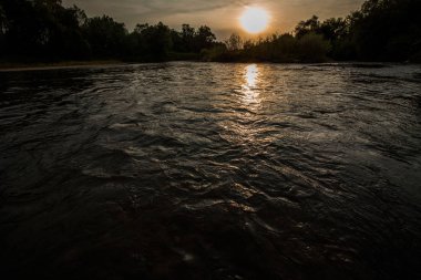 Vadi Nehri Doğal peyzaj. Güzel günbatımı
