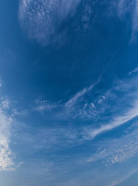 Cielo brillante y nubes blancas — Foto de Stock