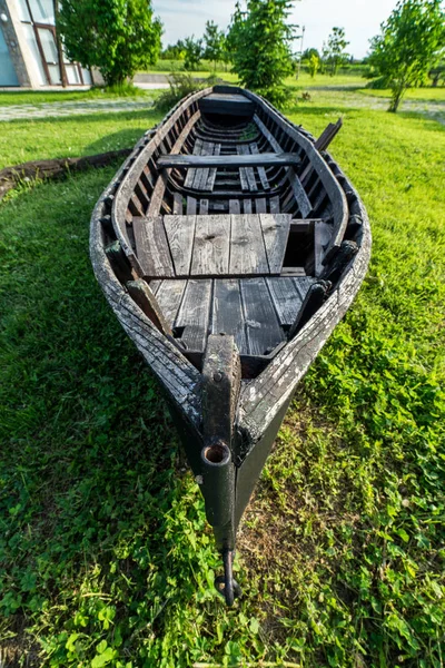 Velho barco tradicional abandonado na praia — Fotografia de Stock