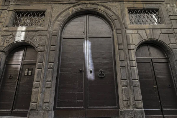 Grandes vieilles portes d'une église — Photo