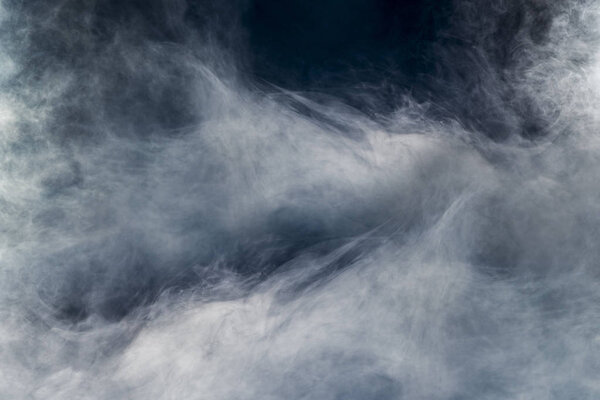 эффектный абстрактный белый дым изолирован красочный синий backgrou
