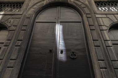 bir kiliseye eski ahşap kapı