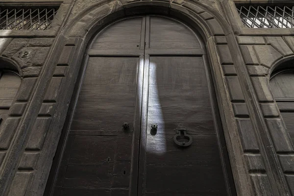 Velha porta de madeira para uma igreja Imagens Royalty-Free