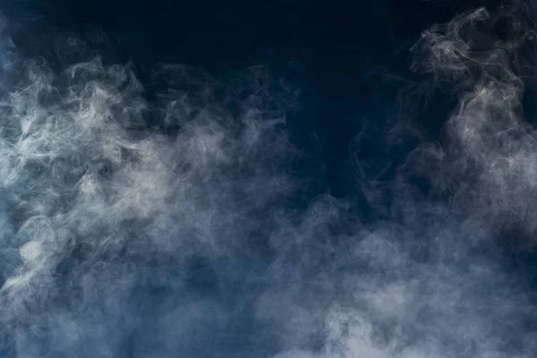 Εντυπωσιακός αφηρημένη Λευκός καπνός απομονώθηκε πολύχρωμο μπλε προγρού — Φωτογραφία Αρχείου