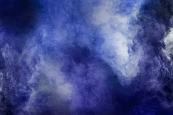 Humo blanco abstracto aislado colorido fondo azul y púrpura — Foto de Stock