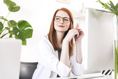 Parlak modern ofis bilgisayarda çalışan genç kadın 