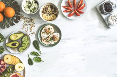 Mermer masada variuos bio meyve ve sebze fotoğrafçılığı. Menü veya slogan için kopyalama alanı ile sağlıklı gıda arka plan..