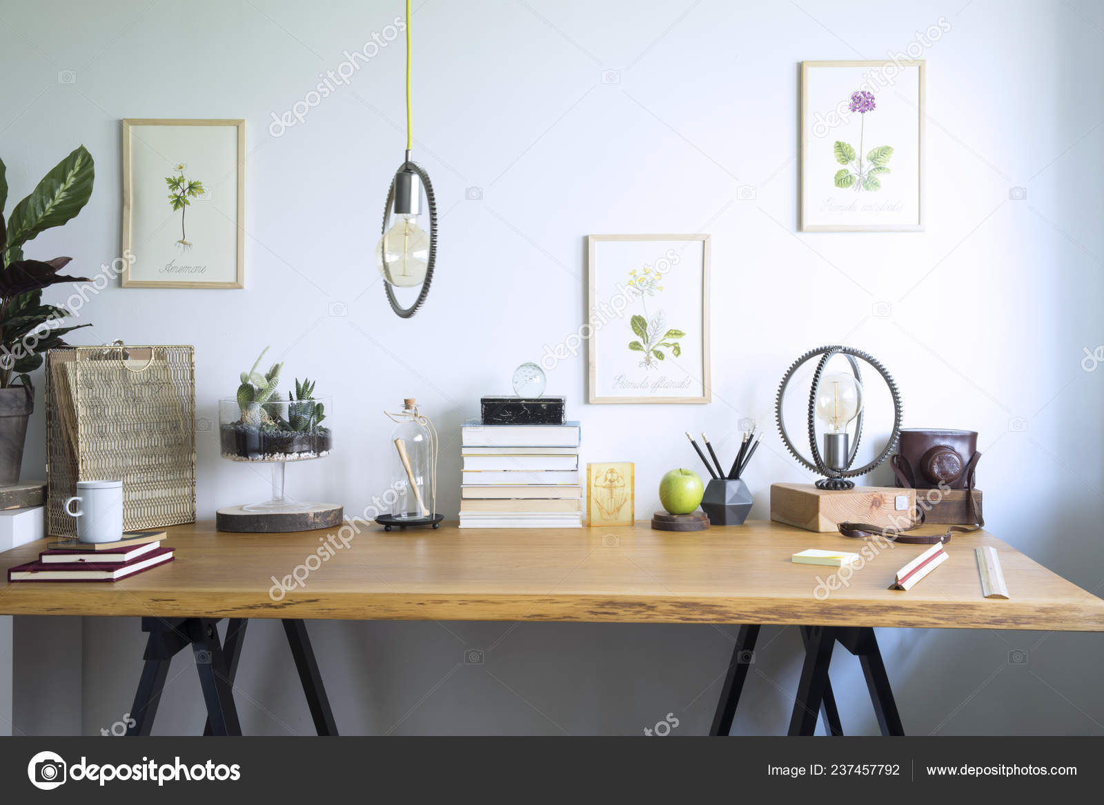 https://st4.depositphotos.com/22220764/23745/i/1600/depositphotos_237457792-stock-photo-vintage-creative-home-office-interior.jpg