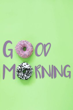 Günaydın ile çörek yeşil zemin üzerine yazı