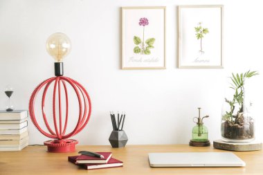 Vintage, kitap, bitkilerin retro illüstrasyonlar, orman kavanoz, kırmızı masa lambası, kalem ve defterler ile yaratıcı ev ofis ahşap masa. Influencers için yaratıcı masa şık kavramı. 