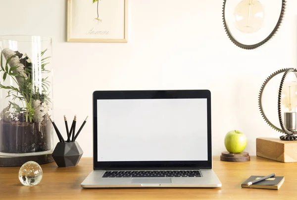 现代家庭办公室内部模拟笔记本电脑屏幕的时尚概念 配有木桌 笔记本电脑 老式植物海报框架 铅笔和其他办公配件 — 图库照片