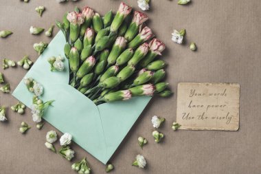 Taze pembe karanfil tomurcukları craft kağıt arka plan üzerinde zarf