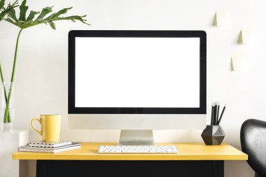 Minimalist çalışma alanı boş ekran ve ofis aksesuarları ile 