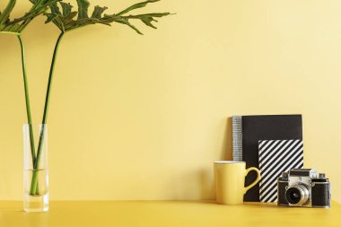 Yaratıcı masa ile modern sarı oda kavramı. Ev dekorasyonunun şık ve modern kompozisyonu. Ev ofisinin içi. Kopya alanı. Şablon