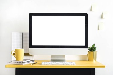 Minimalist çalışma alanı boş ekran ve ofis aksesuarları ile 