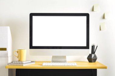 Minimalist çalışma alanı boş ekran ve ofis aksesuarları ile 