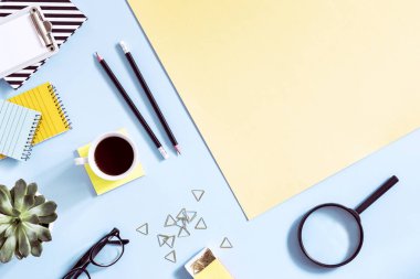  okul aksesuarları, dizüstü bilgisayarlar, fincan kahve ve yeşil bitki pastel arka plan üzerinde yaratıcı Resepsiyon