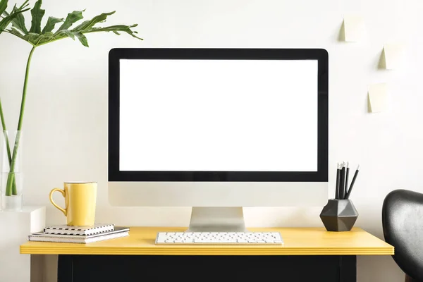 Lugar Trabajo Minimalista Con Pantalla Blanco Accesorios Oficina —  Fotos de Stock