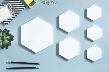 Beyaz altıgen şekilleri diyagram üzerinde pastel arka plan kadar alay ile yaratıcı Resepsiyon 