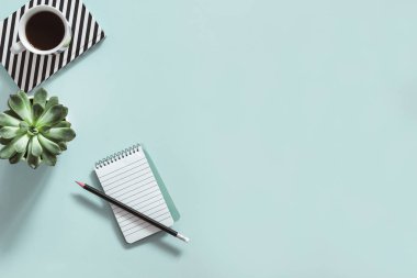  defter, fincan kahve ve leziz pastel arka plan üzerinde ile yaratıcı Resepsiyon 