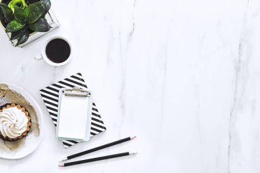 Kahve, kek ve notalar ile mermer masanın üst görünümü. Modern masanın tasarım iç.
