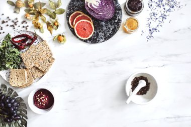 Mermer masa üzerinde taze superfood koleksiyonunun Üstten Görünüm