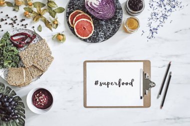 Superfood ve boş tahta üzerinde mermer masa koleksiyonu
