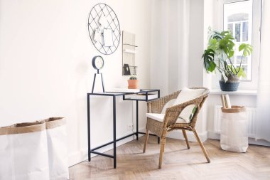 Cam masa ile ev ofis Modern scanidinavian iç, tasarım saat kağıt torbalar ve bitkiler. Ahşap kahverengi parke ile şık alan.