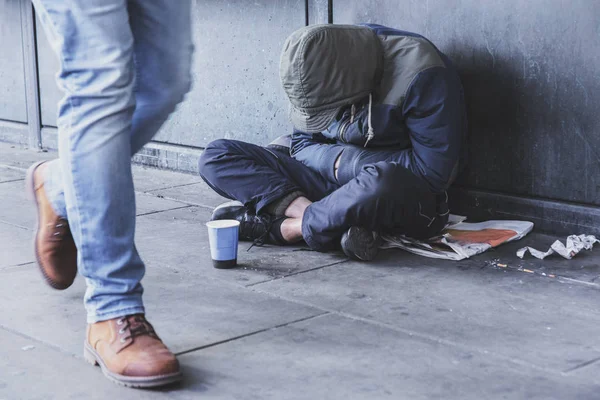 Obdachloser Sitzt Mit Becher Für Almosen Auf Bürgersteig — Stockfoto