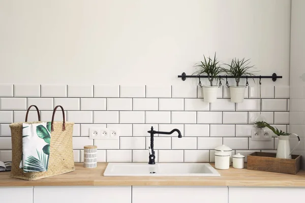 现代和设计斯堪的纳维亚厨房与植物 配件和草袋 阳光明媚的空间 白色砖墙 — 图库照片