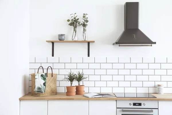 Cocina Escandinava Moderna Diseño Con Plantas Accesorios Bolsa Paja Espacio — Foto de Stock